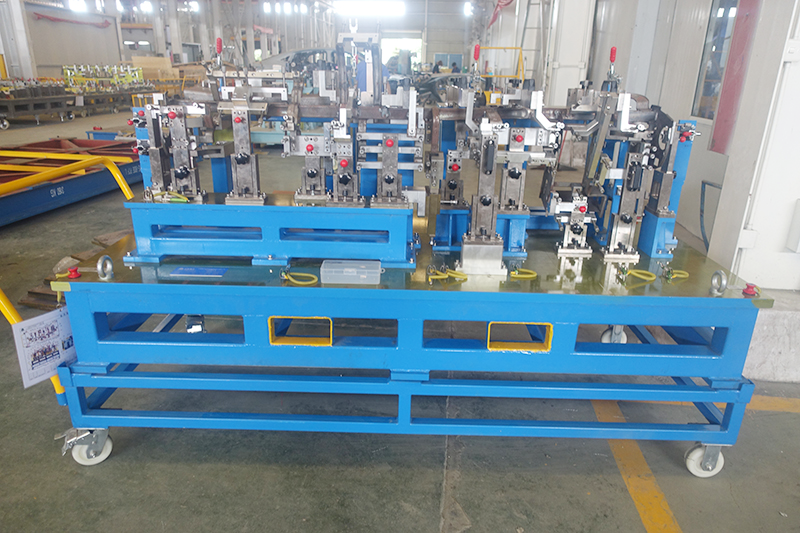 管梁总成检具中体
